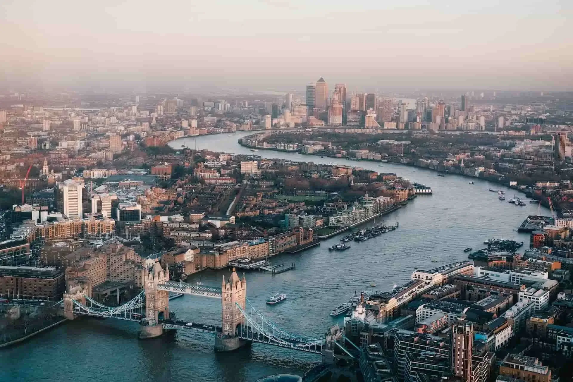 london bridge photo by benjamin davies on unsplash 1